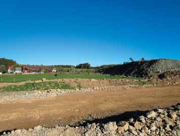 Obr. 5a Oblast deponie v průběhu výstavby Fig. 5a Area of the stockpile during the construction Obr. 5b Oblast deponie po rekultivaci území Fig.