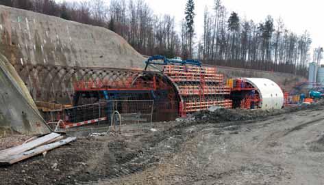 Obr. 17 Samonosná výztuž, hloubený úsek, severní tunelová trouba Fig. 17 Self-supporting reinforcement, cut-and-cover section, northern tunnel tube rámy při stavění a velikost výrubu.