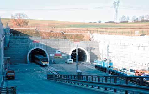 TUNELY EJPOVICE DEFINITIVNÍ ZAJIŠTĚNÍ PROPOJKY Č. 8 STŘÍKANÝM BETONEM EJPOVICE TUNNELS FINAL EXCAVATION SUPPORT OF CROSS PASSAGE NO.