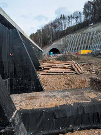 V čase písania tejto aktuality ešte stále chýba preraziť zostávajúcich 30 metrov tunela pri východnom portáli (obr. 5), z dôvodu hĺbenia východného portálu.