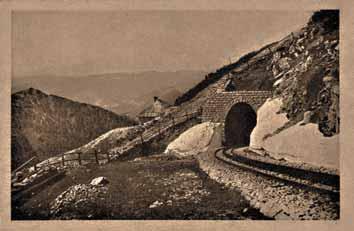 [sbírka autorů] Starý východní portál z r. 1884. Jeho horní část s dedikací císaři Františku Josefu I. byla při prodloužení tunelu v obci St. Anton přemístěna a tím jako památka zachována. Fig.