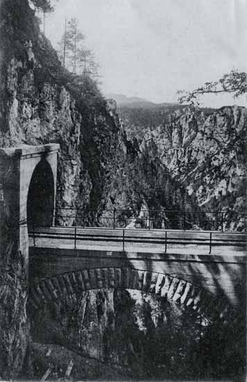 The upper part of the portal with dedication to Emperor Franz Josef I was transferred when the tunnel length was being extended in the village of St. Anton, thus it was preserved as a monument.