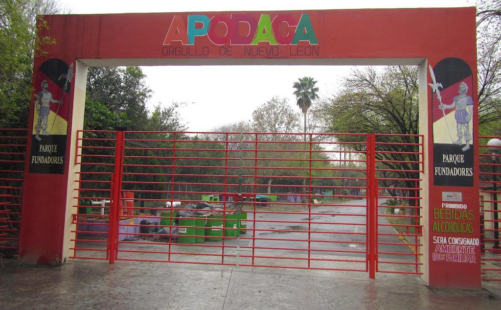 Akvárium, číslo 44 e-akvarium.cz biotopy Z Libora navíc vyzařovala podivná klidná jistota, že se dovnitř dostaneme. Začala jsem přemýšlet nahlas, jak je mým zvykem přelezeme tu bránu?