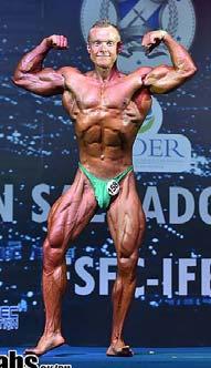 2.5 POPIS POVINNÝCH POSTOJŮ 2.5.1 Oba bicepsy zepředu FRONT DOUBLE BICEPS Soutěžící stojí obličejem k rozhodčím v mírném rozkročení, jedna z nohou je unožena do boku, paže v upažení s ohnutými lokty,