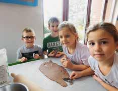 Vyšetření vzorků je pro včelaře Včely ve školce-ekoškolce Vůně medu, perníku a vosku tak provoněla celou školu. Své uplatnění našly i šikovné ruce dětí ze včelařského kroužku.