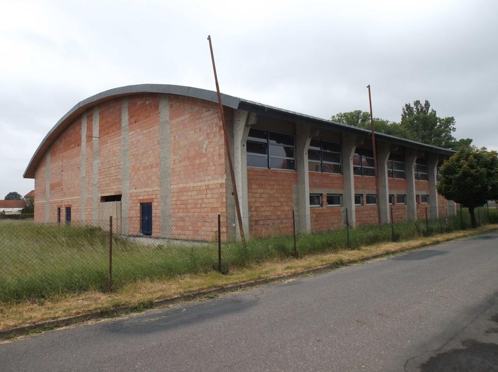 V okolí haly se nachází převážně zástavba rodinnými domy včetně jejich zahrad.