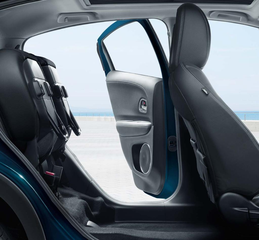 Uprostřed vozu umístěná palivová nádrž přináší více místa v zavazadlovém prostoru a umožňuje instalaci inovativního systému sedadel Magic Seats značky Honda.