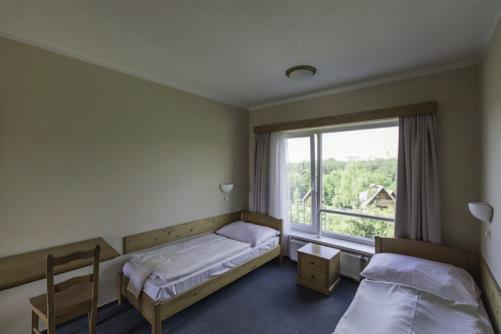 000,- Kč/den dvoulůžkový pokoj 1.200,- Kč/den (včetně snídaně). Parkování v okolí hotelu. HOTEL NA ŠANCÍCH Turínská 1494/1 109 00 Praha 10 Tel.