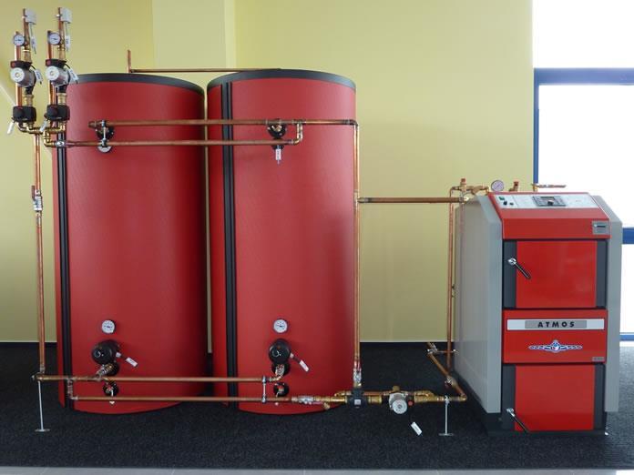 Akumulační nádrž V případě stacionárních kotlů na dřevo s ruční dodávkou paliva je nezbytné současně instalovat akumulační nádrže o minimálním objemu 55 l/kw instalovaného výkonu daného kotle.