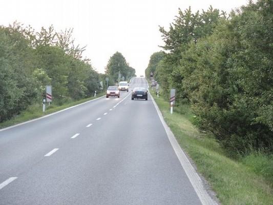 Obr. č. 3: Pohled ve směru jízdy motocyklu k železničnímu přejezdu P2104 Zdroj: DI ve směru jízdy motocyklu (viz Obr. č. 3), tj.
