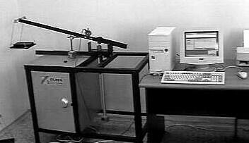 Obr. 26. Pohled na pákový mechanizmus Obrázek 27 poskytuje detailnější zorbazení aparatury, která je připojena na PC a je schopna určit hysterezní ztráty vznikající při deformaci vzorku. Obr. 27. Detailní pohled na snímač výchylky Mitutoyo; pouzdro na uložení vzorků, prstenec a závaží 6.