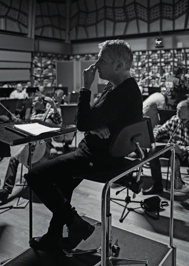 ALEXANDER LIEBREICH šéfdirigent a umělecký ředitel Jeden z předních německých dirigentů spolupracoval jako host s řadou prestižních orchestrů po celém světě včetně Royal Concertgebouw Orchestra,