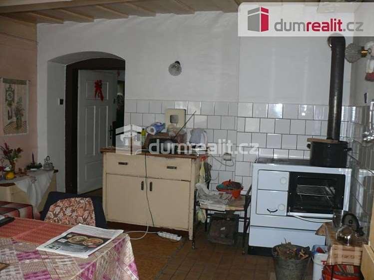 Střecha je z jedné strany břidlicová, druhá je po rekonstrukci