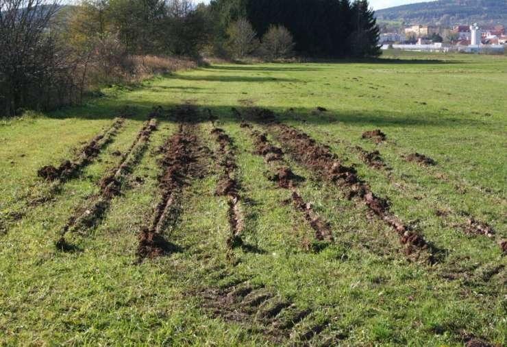 Obsah Úvod Cíl Materiál a metody Výsledky Závěr Omezení použití stroje pro pásové zpracování půdy Příliš vlhká, resp.