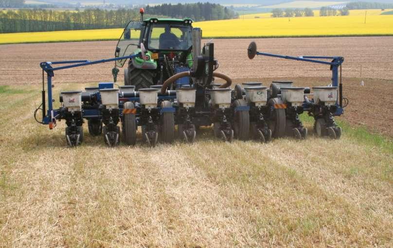 Obsah Úvod Cíl Materiál a metody Výsledky Závěr Secí stroj Kinze 3500 (traktor: navigace AG Leader +