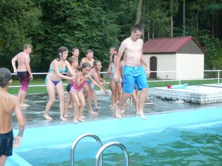 Vedoucí uspořádali také tři noční hry: při jedné děti hledaly čarodějnici, která nesla Sněhurce otrávené jablko a děti ji