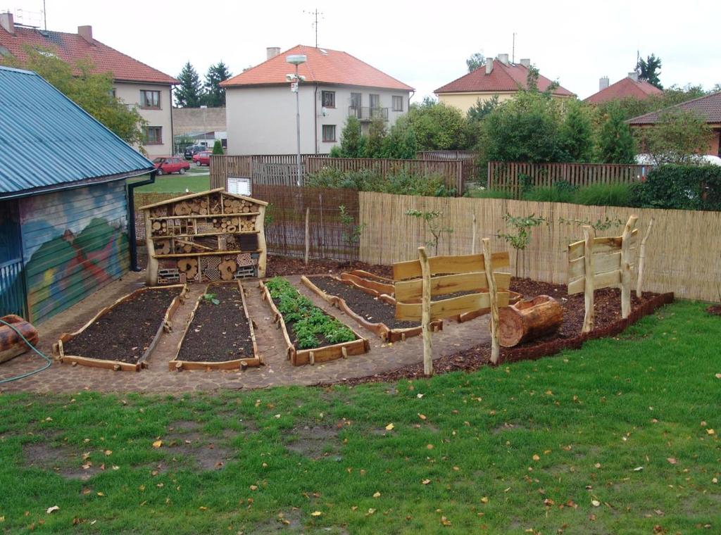 MŠ Dráček stále pracuje na vzhledu zahrady.