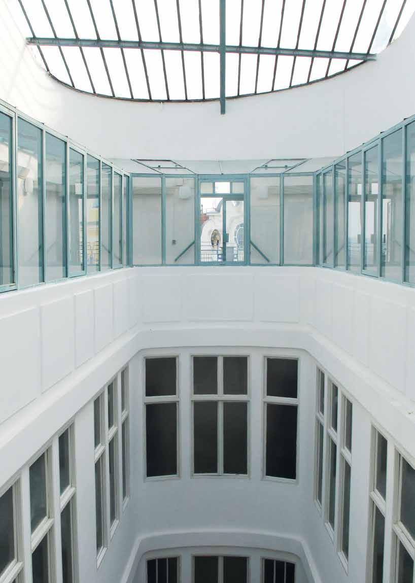 1. Základní údaje Galerie moderního umění v Hradci Králové je příspěvková organizace, jejím zřizovatelem je Královéhradecký kraj.