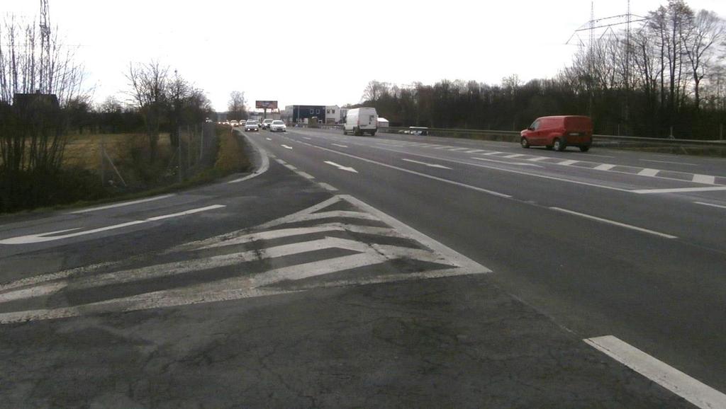 všude a nepřetržitě. Nejenom tato křižovatka ale celý tento úsek vykazuje vysokou míru nebezpečnosti, právě tím že je rovný, přímý a dochází zde k přejetí do protisměru.