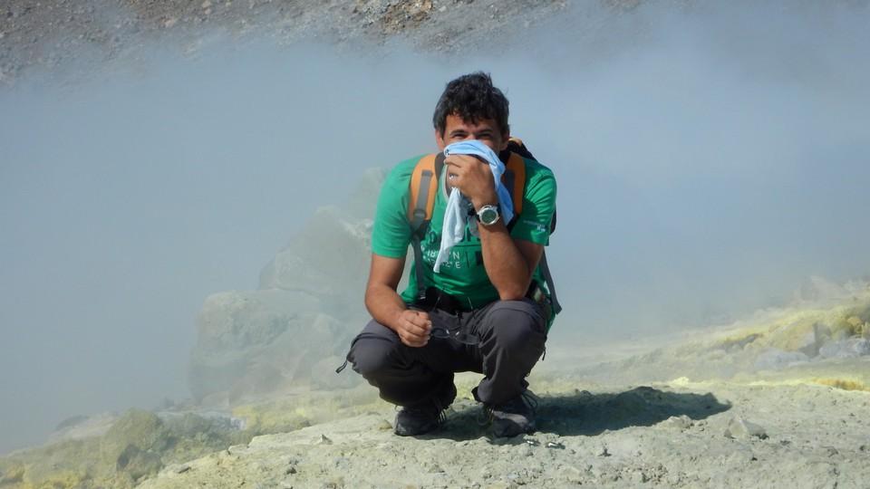 Ostrov Vulcano: Relax s vůní síry O půlnoci po 45 NM doplouváme k ostrovu Vulcano, kde okamžitě ucítíme sirné výpary.