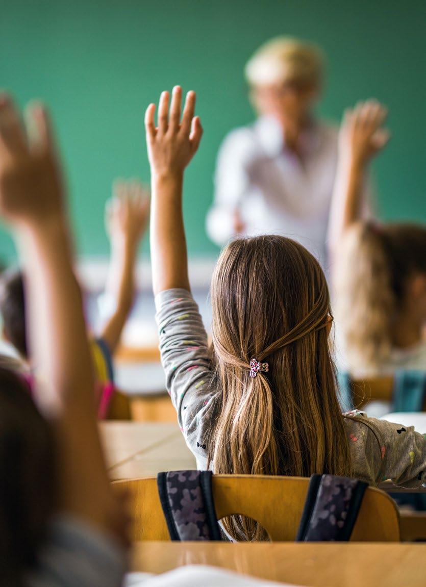 21 Erasmus+ školní vzdělávání V rámci programu Erasmus+ školní vzdělávání se školy a další instituce mohou zapojit do mezinárodních projektů zaměřených na vzdělávání pedagogických pracovníků a na