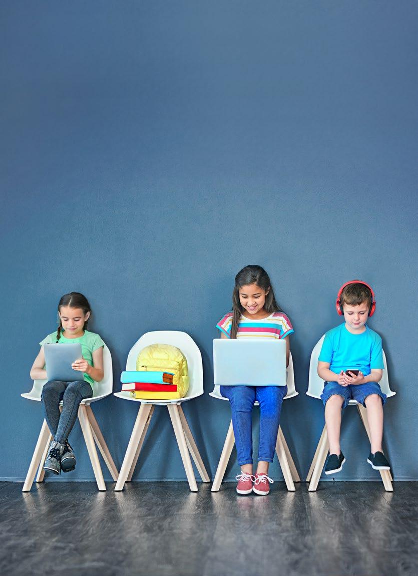 32 etwinning Evropská online platforma učitelů Aktivita etwinning je zaměřena na podporu spolupráce žáků i učitelů mateřských, základních a středních škol v rámci EU.