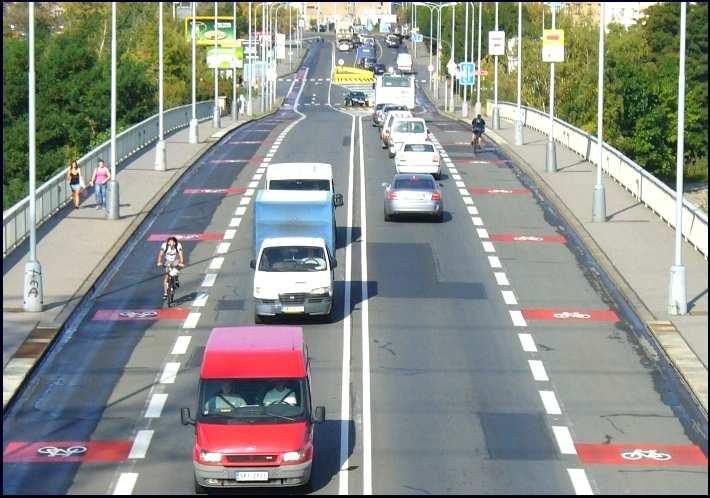 Viz odlišné nárůsty konkrétních prvků cyklistické infrastruktury lineární u cyklotras a samostatných