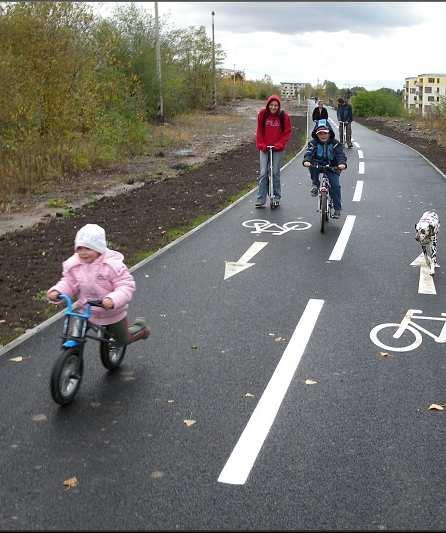 Cyklostezky komunikace, určené pouze pro cyklisty nebo společné komunikace pro chodce a cyklisty (v Praze převažují), s vyloučením automobilové dopravy.