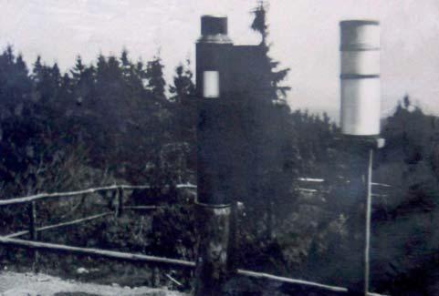 Obr. 3 Vlevo plechová budka pro teploměr, vpravo srážkoměr s ombrografem, foto archiv MS Lysá hora. Fig.3. Left metal screen for thermometer. Right rain gauge with ombrograph.