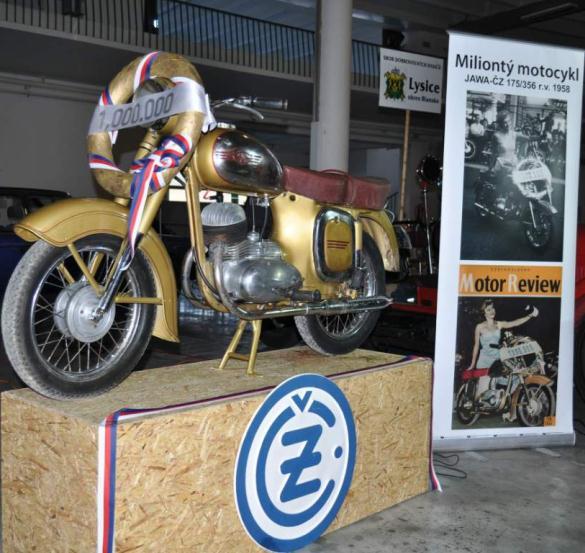 1 000 000-tý motocykl Jawa-ČZ V rámci podzimní Motortechny v Brně, vedle stánku MotorJournalu, kde jsme měli s Úďou autogramiádu naší knihy Skútry Manet a Tatran, bylo slavnostní odhalení miliontého