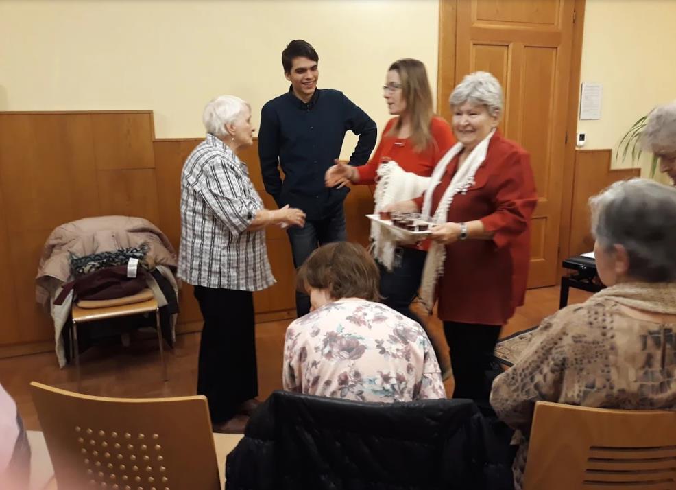 Alena Shrbená slaví narozeniny - zkouška 5.2.2018 My zpíváme rádi, ať je nám kulatých...sát let, (oslavenkyně Alena), či...náct nebo... cet let gratulanti Šimon a Lada.