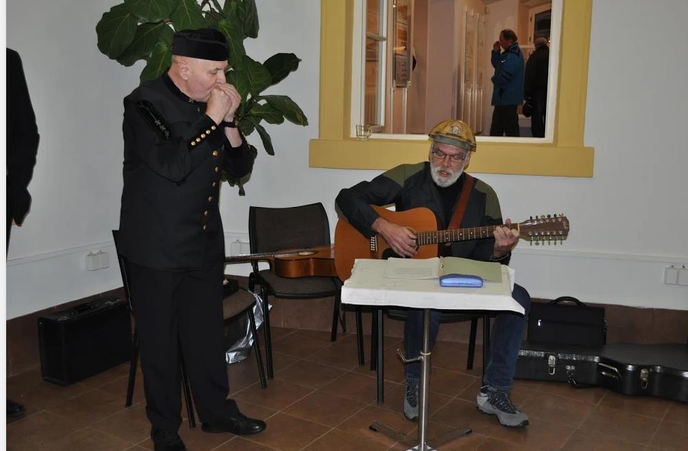 Výstava: Hornictví méně známé 19.1-18.3.2018 Muzeum Podkrkonoší v Trutnově S kytarou doprovodil zahájení výstavy člen sboru Chorea Corcontica a havíř ve výslužbě, Vladimír Matoušek Karel V.