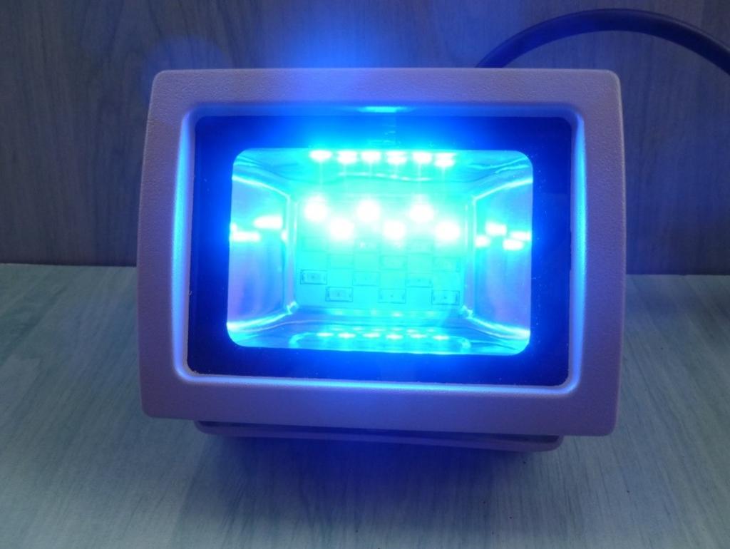 Obr. 27 Modré ledky kompaktního dálkově řízeného světla RGB