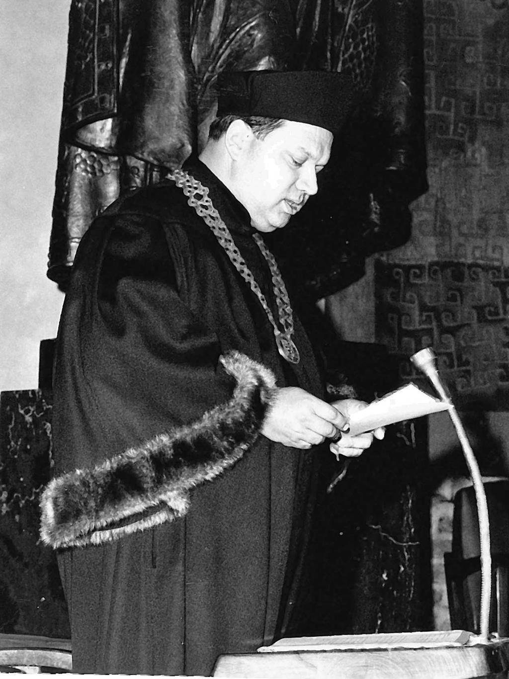 (1968 1970). Osobní zkušenost a zájem o problematiku tamních Indiánů shrnul v etnology oceňované publikaci Radil jsem se s vlky (2011).