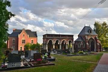 s varhanami a sv. Terezie z Ávily s knihou a perem (není totožná se sv. Terezií z Lisieux, jejíž dřevěná socha stojí v severní boční lodi.