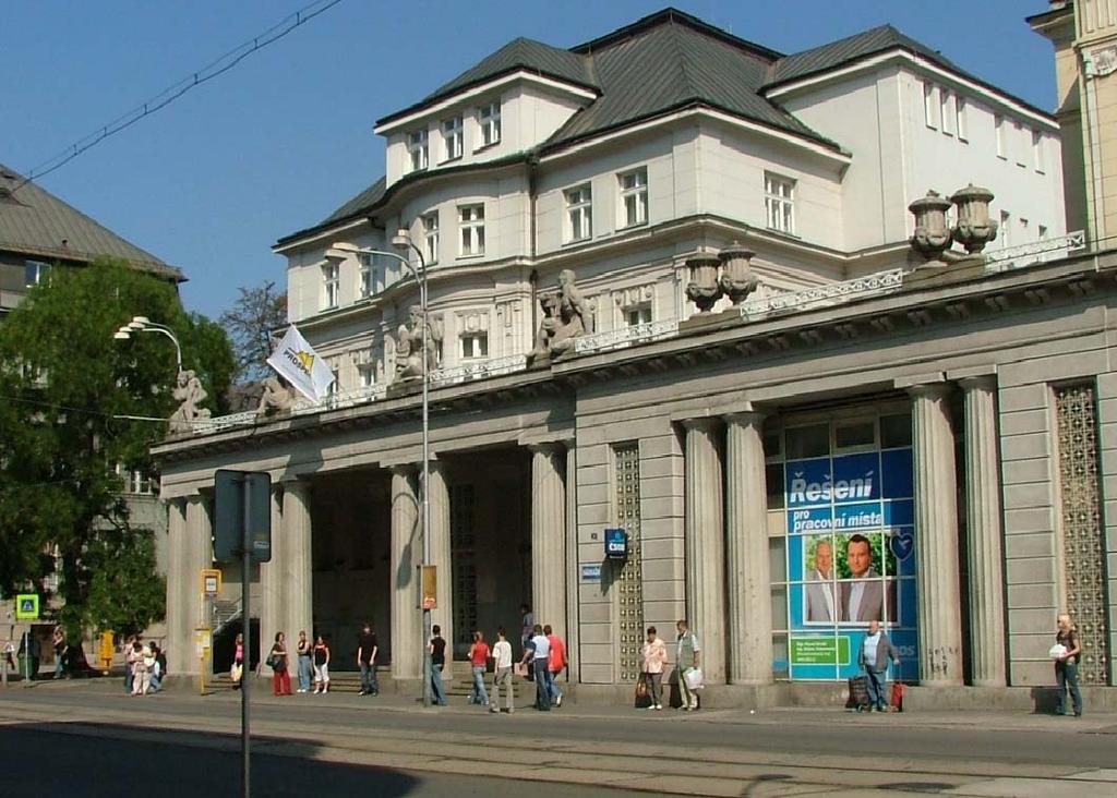 PROSPERITA investiční společnost, a. s. IČ: 26 85 77 91 Sídlo: Nádražní 213/10, 702 00, Moravská Ostrava Výroční zpráva za rok 2012 Výroční zpráva za rok 2012 je zpracována v souladu s ustanovením 21 zákona č.