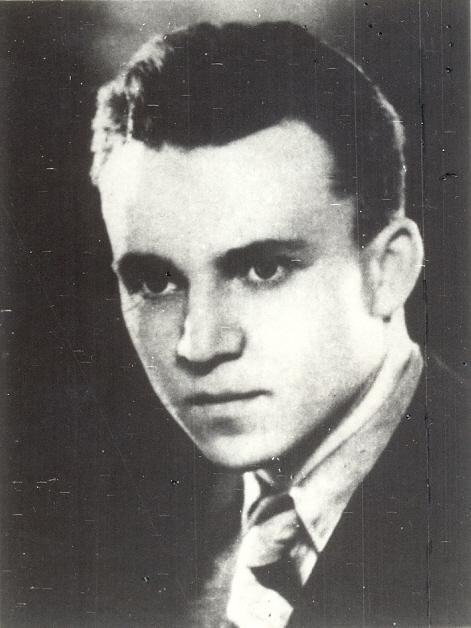 Hrdinové války: Krátký život Vladimíra Akrmana Josefu Akrmanovi a jeho ženě Antonii rozené Podroužkové se 3. dubna 1916 v Hlinsku narodil syn Vladimír.