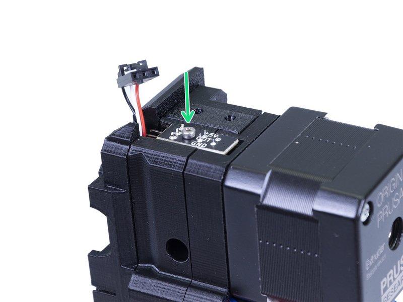 Step 21 Montáž IR-senzoru Usaďte IR-sensor na horní část dílu Extruder-body a přišroubujte ho pomocí šroubu