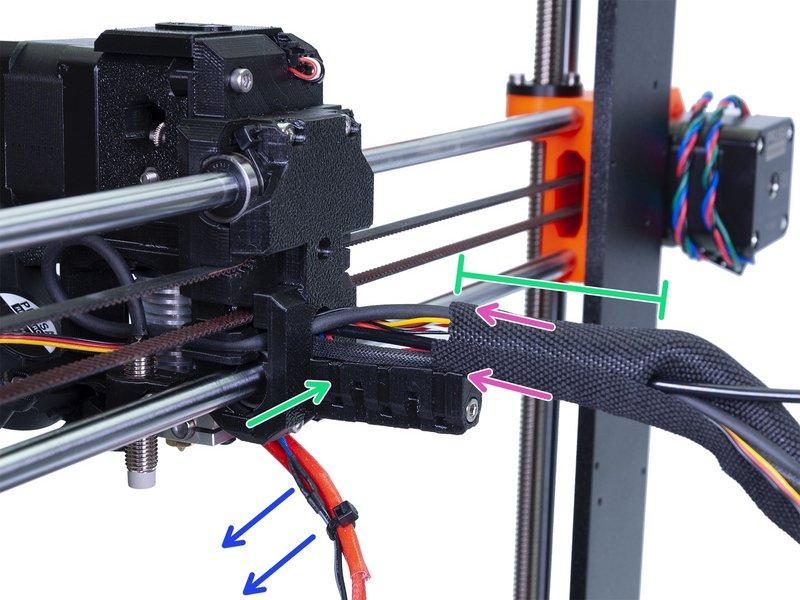 Step 63 Utažení textilního rukávu Otevřete jeden z konců textilního rukávu a nasaďte jej na svazek kabelů z extruderu včetně