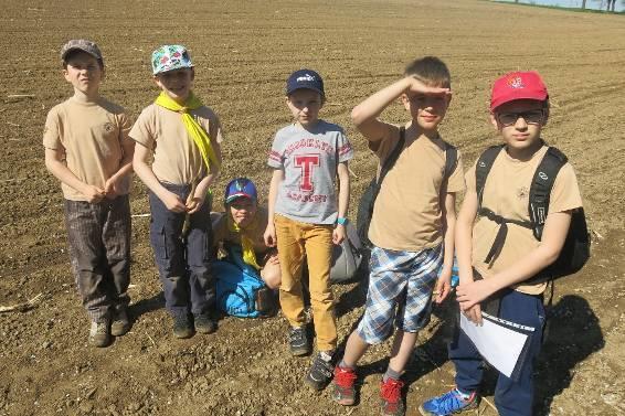 7. 5. 2016 Závod světlušek a vlčat Naše hlídka vlčat Stopaři ve složení: Jan Sedlák, Jakub Pokorný, Filip Suchý, Šimon Petr, Ondřej Švorčík a Vít Balcar se zúčastnila základního kola závodu.