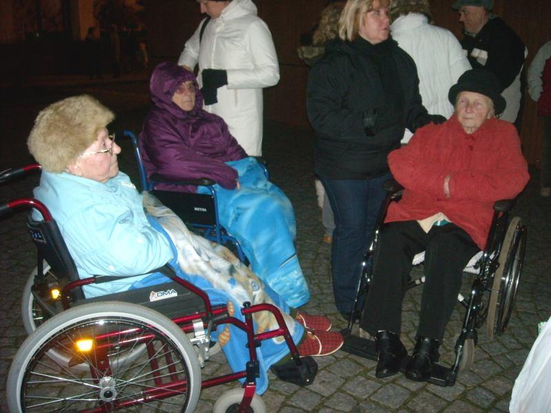 Po koncertě se celá hudební skupina přesunula na náměstí, kde probíhala další šňůra jejich písní
