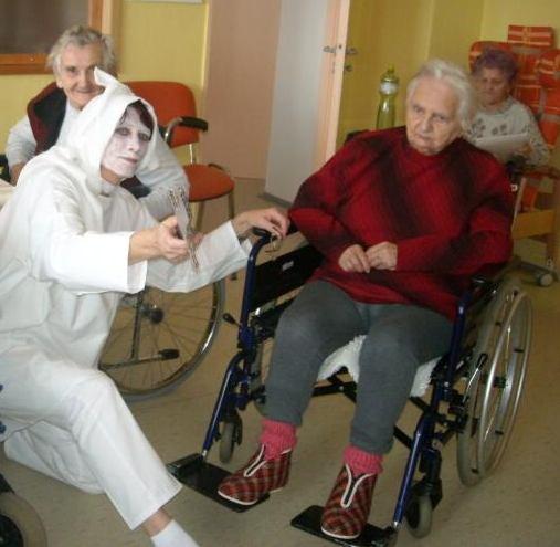 V pozdější době si ji za svou patronku zvolily švadleny, krejčí, kočí a další řemeslníci.