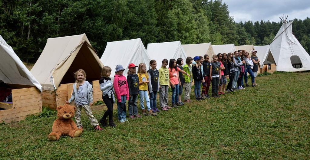 uběhly jako voda. Naše světlušky se tentokrát na 14 dní staly mafiánkami. Podle závěti naší prababičky jsme celý tábor sháněly kousky mapy, která vedla ke klíči od Pallerma.