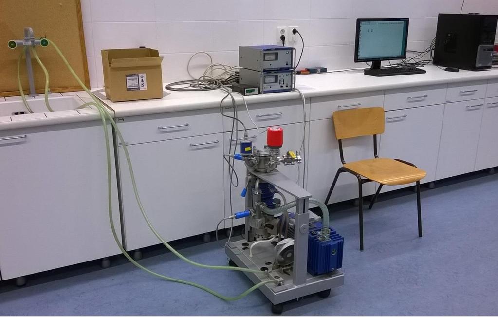 4. Laboratorní sestava Celá laboratorní sestava (viz obrázek 18) je složena z difúzní vývěvy, rotační olejové vývěvy, vakuometru Pirani s dvěma měrkami a dvou vakuometrů Penning.