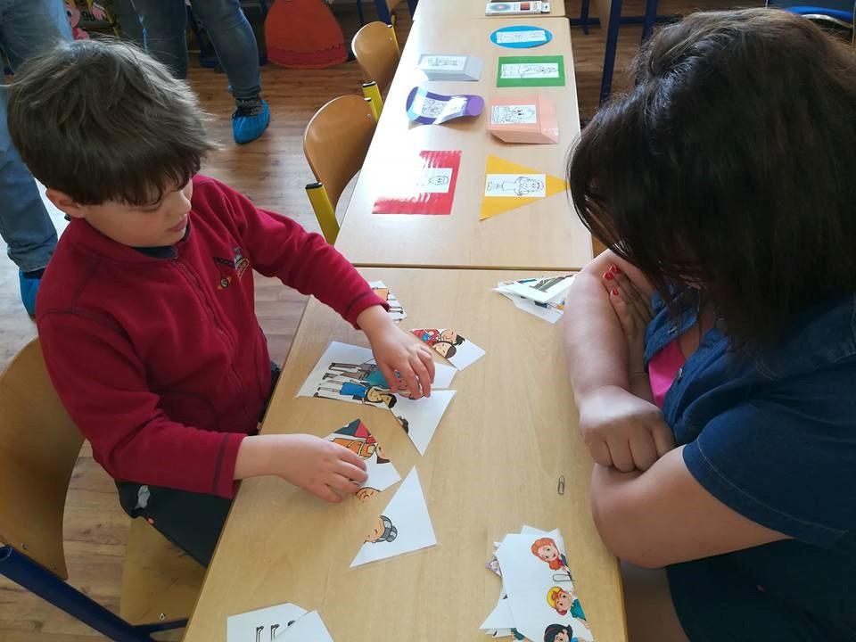 Předškoláci skládali obrázky, orientovali se na číselné ose, určovali barvy a začínající písmena, vysvětlovali pojmy,