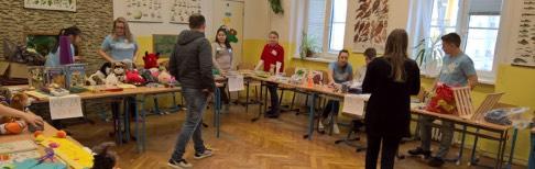 Více informací na straně 6. Máme první rozhovor v cizím jazyce.
