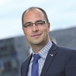 Slovo ředitele institutu Vážení zájemci o studium, jsem velmi rád, že uvažujete o svém dalším profesním rozvoji formou MBA či LLM vzdělání právě na institutu CEMI.