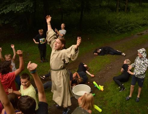 - Vyhněte se jakýchkoliv návštěv dětí v průběhu konání letního tábora!