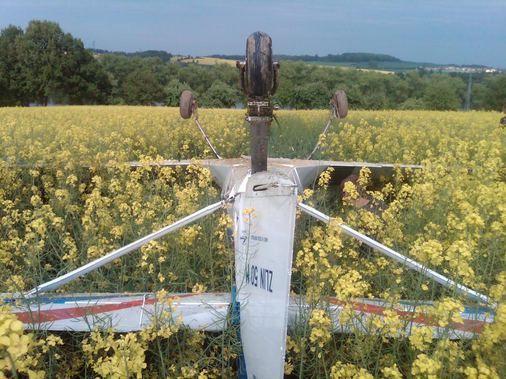1.8 Spojovací služba Pilot letounu byl na spojení se stanovištěm AFIS letiště LKBE na frekvenci 118.00 MHz.