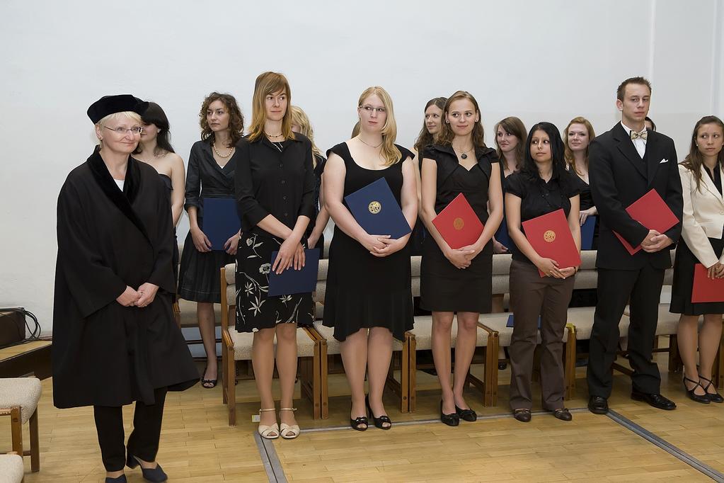 Absolventi, kteří započali studium v akademickém roce 2007/2008 prezenční formou: Albrechtová Klára, Mgr.